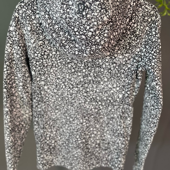 Lululemon Athletica - Picture 11 of 14